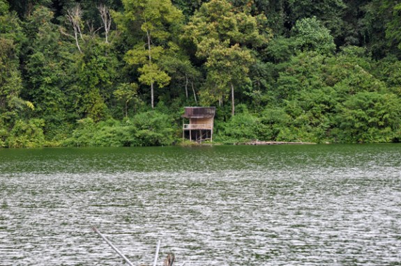pondok di seberang danau