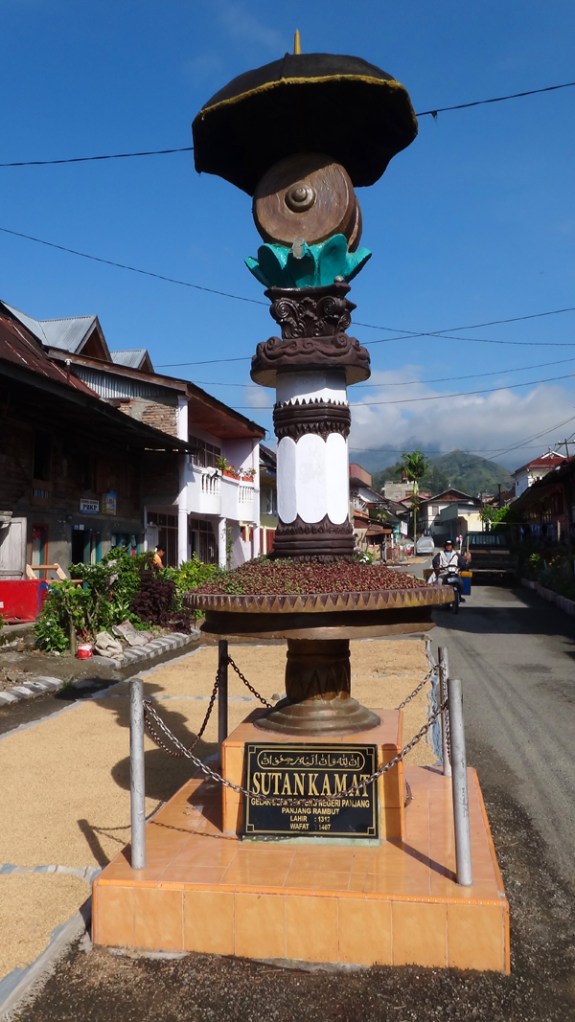 pengendara motor melintas, menjaga kecepatannya