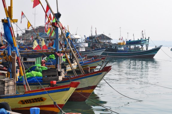 bagai penyambutan - kapal warna-warni dan umbul-umbul 