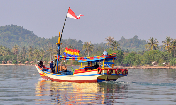 kapal nelayan melaju 