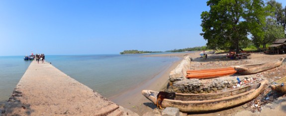 disambut kambing di pantai Sebesi