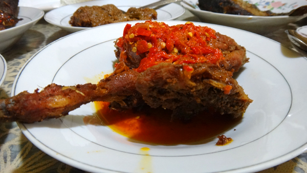 ayam balado ikutan mejeng di meja makan