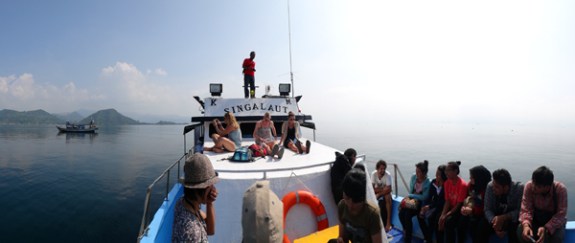 Sang Singa Laut bergerak meninggalkan pelabuhan