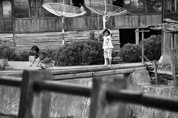 menyebrang - gadis kecil berjingkat di batang bambu menyebrang - gadis kecil berjingkat di batang bambu