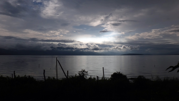 pemandangan danau Kerinci dari balkon rumah makan pemandangan danau Kerinci dari balkon rumah makan