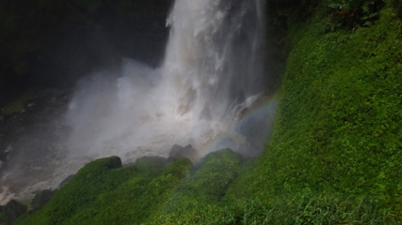 semakin sore lingkaran pelangi mengecil semakin sore lingkaran pelangi mengecil