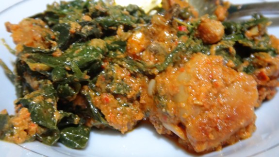 ga tahu juga namanya - tapi dari daun ubi dan kentang berbumbu rempah dan santan