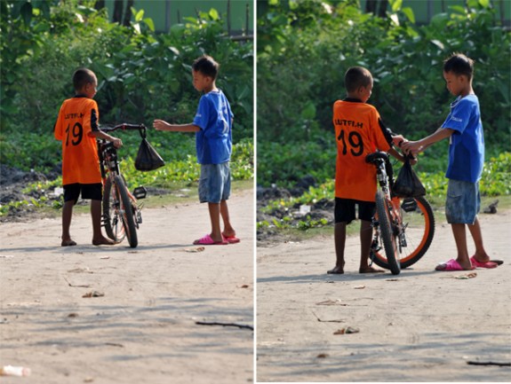 dua sahabat berbagi kerang