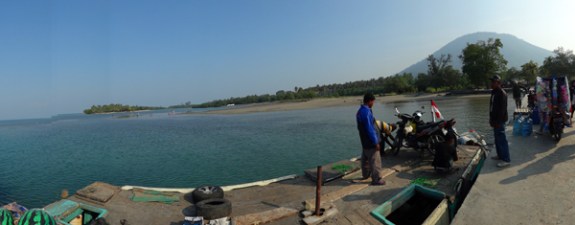 aktivitas bongkar muat kapal di Gubuk Seng - Pulau Sebesi