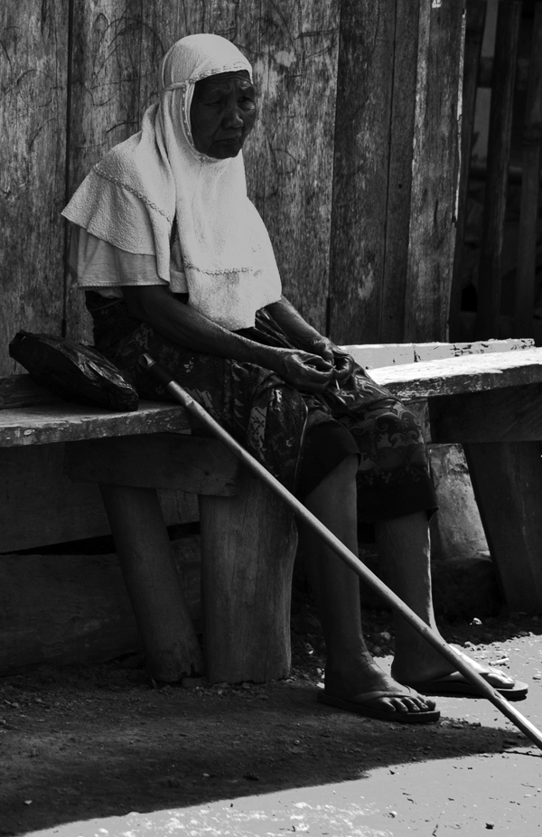Sendiri- wanita tua duduk sendiri di depan rumah , Lempur Mudik