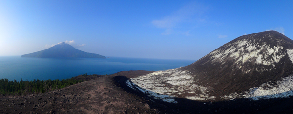 Pulau Rakata dan Puncak Anak Krakatau (sumber : koleksi pribadi)