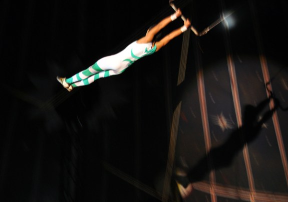 berayun di ketinggian 