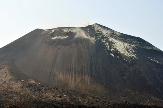 jejak luruhan batuan vulkanik di puncak anak krakatau jejak luruhan batuan vulkanik di puncak anak krakatau