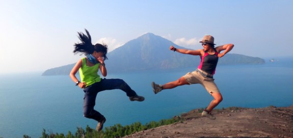 bertarung di puncak dengan latar belakang Rakata