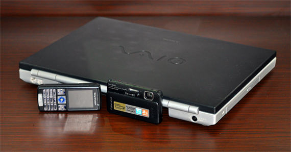 senjata travelling kreatif - VAIO VGN-N220E, DSC-TX10, K610i (sumber:koleksi pribadi)