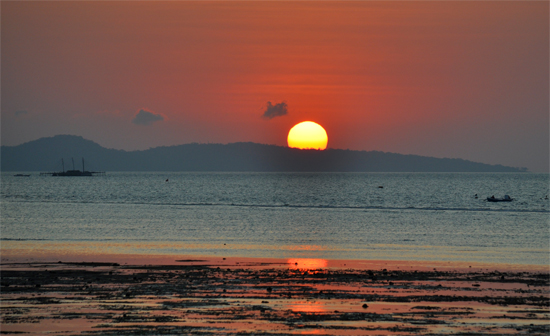 Sejengkal Waktu - menikmati sunset di pantai pasir panjang, Kupang Sejengkal Waktu - menikmati sunset di pantai pasir panjang, Kupang