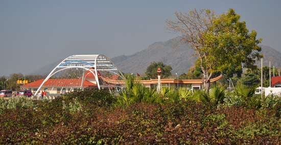 dipisahkan - jembatan antara wilayah Indonesia dan Timor Leste