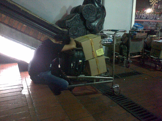 Lelap - Tatang tidur memeluk kotak dodol