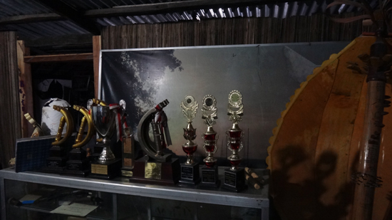 penghargaan - piala dan piagam milik keluarga Jeremias
