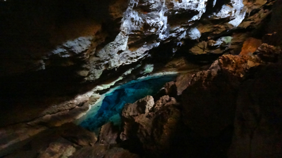 jernih- biru kehijuan air di dasar kolam goa kristal