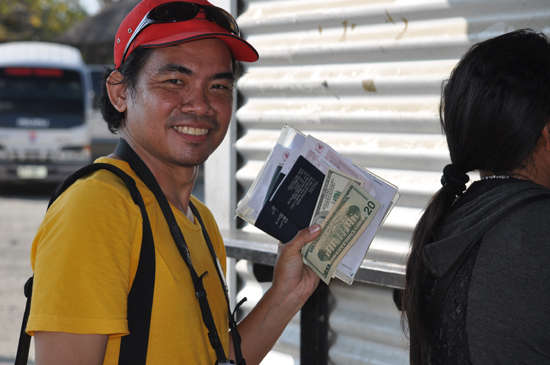 antri-membayar VOA dengan mata uang dollar