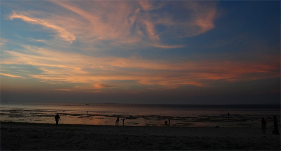 tenggelam sempurna - matahari sirna meninggalkan rona jingga di pantai pasir panjang, Kupang