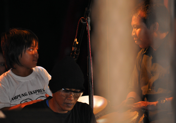 Musisi Lokal - kolaborasi musisi etnik lokal bersama Balawan