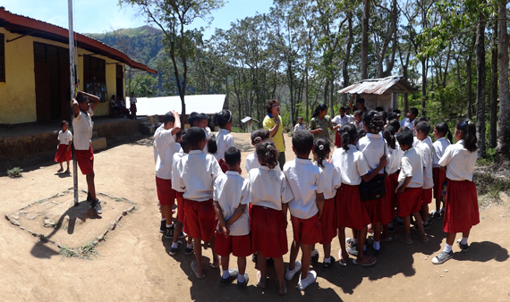 dendang - bernyani bersama murid SD Inpres Detunaka