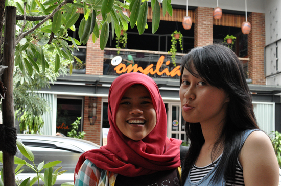Qori dan Lola di Jalan Braga Bandung Qori dan Lola di Jalan Braga Bandung
