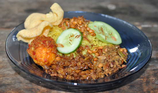 Nasi Kuning - Sarapan di Taman Konservasi Masigit Cikareumbi