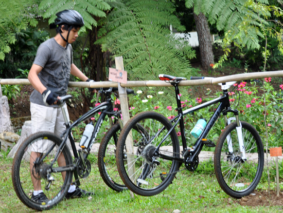 Bersepeda di  Taman Konservasi Masigit Cikareumbi