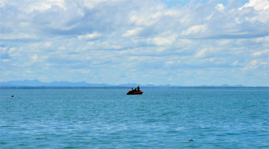 memancing - aktivitas pagi hari di Derawan