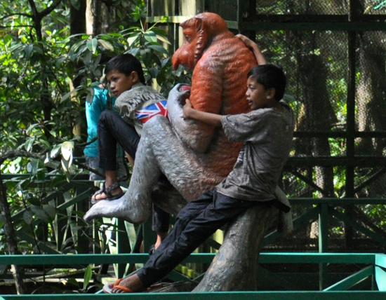 Pengunjung - bertingkah mirip bekantan