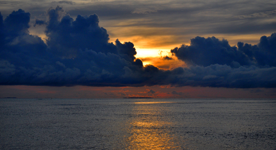 matahari tertutup awan
