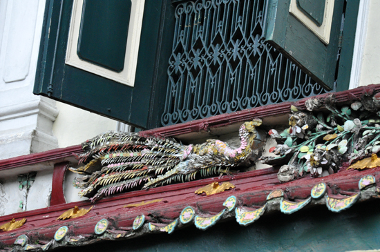 relief phoenix dari potongan  keramik 