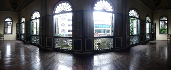 ball room - jendela besar menghadap jalan