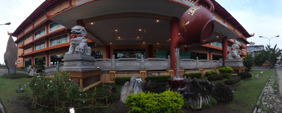 pintu masuk - sayap kanan Maha Vihara Maitreya