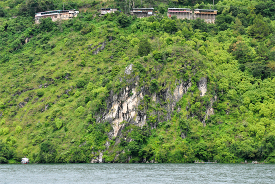 Batu Gantung - Objek Wisata Prapat, Sumatra Utara