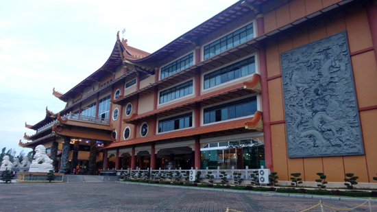 wisata religi - Maha Vihara Maitreya