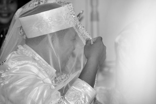 Kerudung Putih dan Mempelai Pria