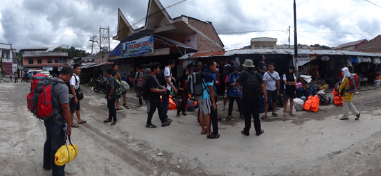 menanti kapal di pelabuhan Tigaraja