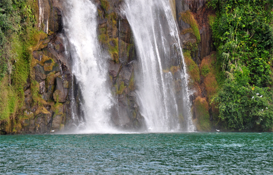 air terjun membentur tebing