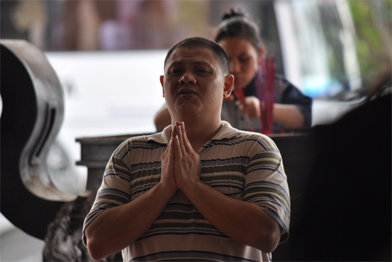 berdoa -  pengunjung Maha Vihara Maitreyag 