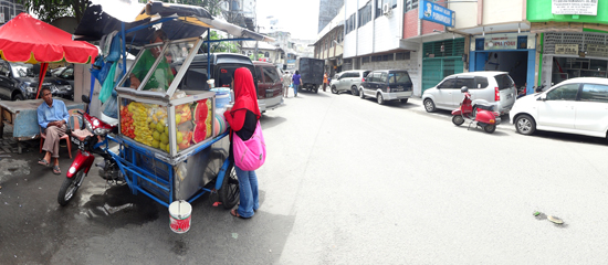 Penjual rujak di jalan Masjid