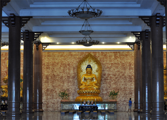 Tengah Altar - Patung Sidharta Gautama