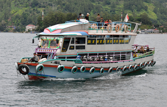 kapal motor - sarana transportasi di Danau Toba