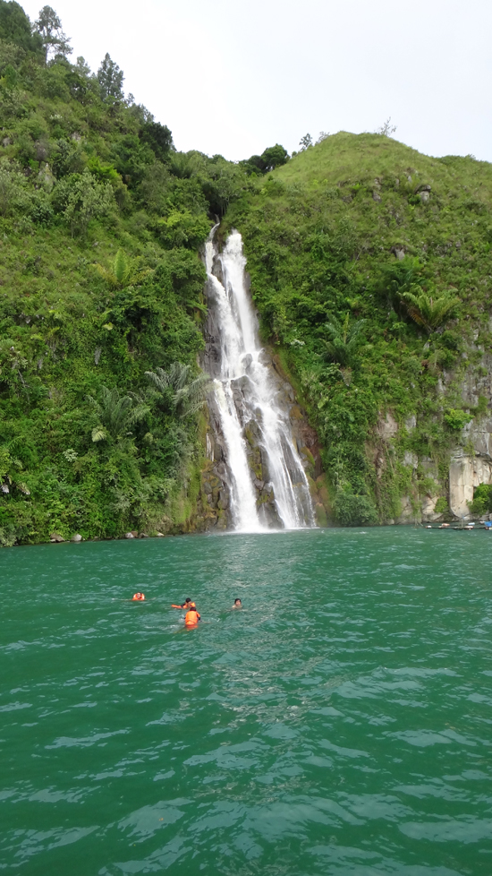 Melawan Arus - berenang menuju air terjun