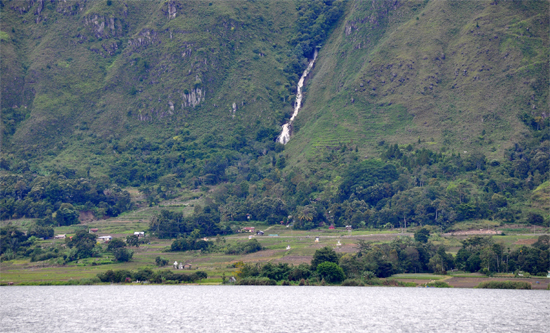 air terjun di Pulau Samosir