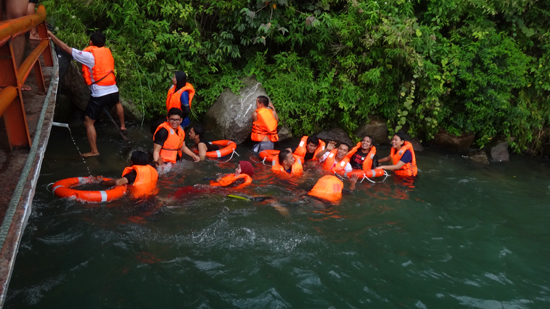 menepi - turun ke air terjun