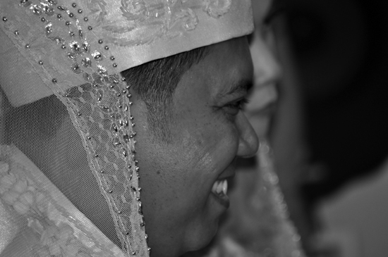 senyum mempelai pria